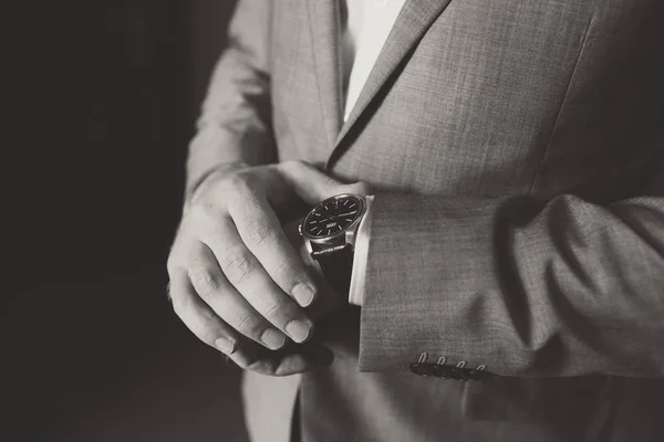 Groom ou homem de negócios em uma camisa branca ajustando seu relógio — Fotografia de Stock