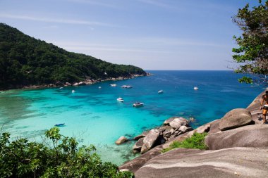 Güzel deniz manzarası ile tropik sahil ve yüksek hızlı tekne Tachai Island, Phang nga, Tayland