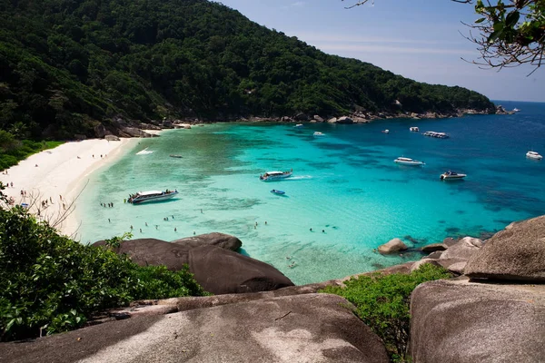 Güzel deniz manzarası ile tropik sahil ve yüksek hızlı tekne Tachai Island, Phang nga, Tayland