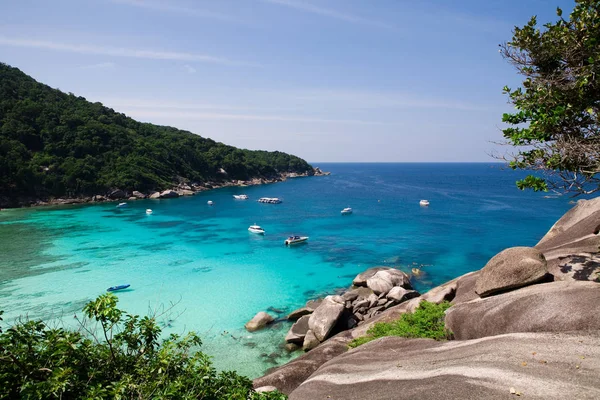 Güzel deniz manzarası ile tropik sahil ve yüksek hızlı tekne Tachai Island, Phang nga, Tayland