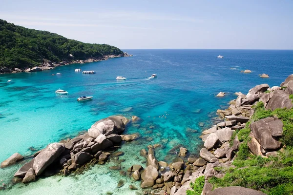 Güzel deniz manzarası ile tropik sahil ve yüksek hızlı tekne Tachai Island, Phang nga, Tayland