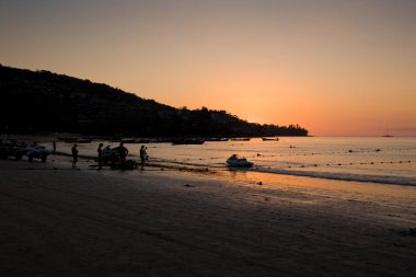 tropik Sahil güzel günbatımında. Tayland