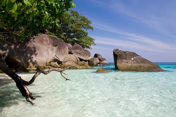 White-sand lagoon with blue water — Stock Photo, Image