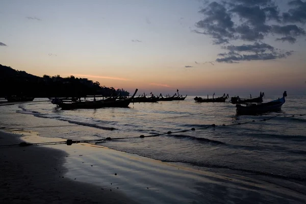 Hermosa puesta de sol en la playa tropical. Tailandia — Foto de Stock