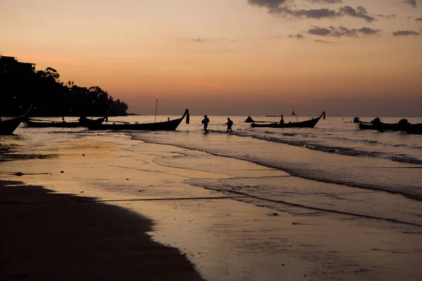 Hermosa puesta de sol en la playa tropical. Tailandia — Foto de Stock
