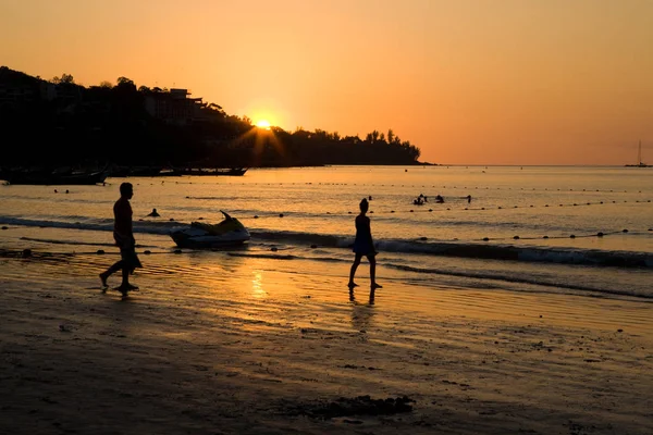 Hermosa puesta de sol en la playa tropical. Tailandia — Foto de Stock