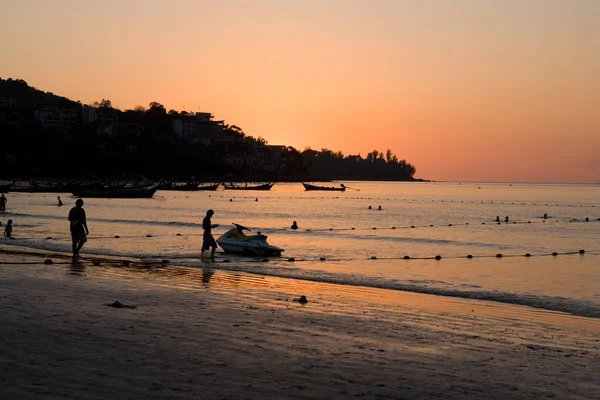 Hermosa puesta de sol en la playa tropical. Tailandia — Foto de Stock