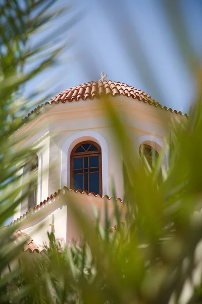 Santorini, Yunanistan - mavi gökyüzü arka plan üzerinde mavi kubbe ile kilise