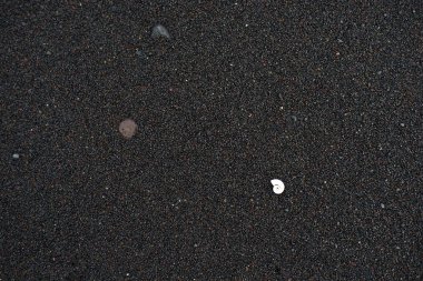 Siyah kum plaj makro fotoğrafçılık. Gölgeler siyah kum plaj bu akşam makro çekimde oynamak.