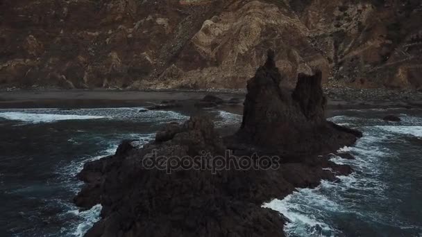 Aérea de las olas del océano lavándose sobre una roca de basalto negro en Tenerife — Vídeos de Stock