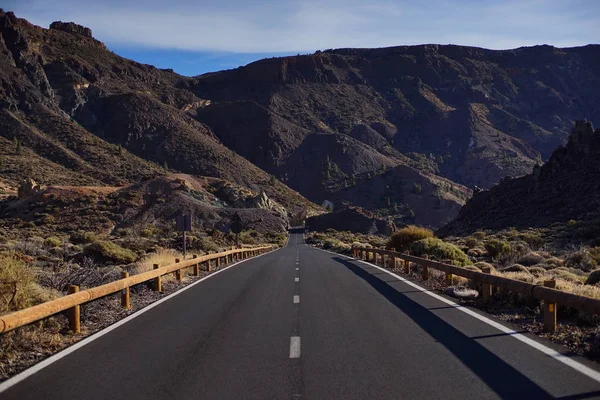 Route entrant dans la distance un paysage montagneux — Photo