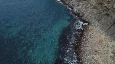 Tenerife şehrindeki bir kayalık sahil alıştırma dalgalar video