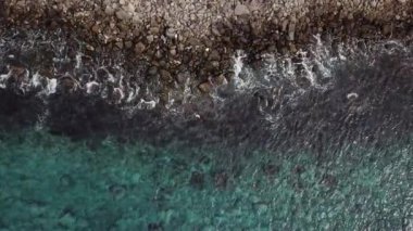 Tenerife şehrindeki bir kayalık sahil alıştırma dalgalar video