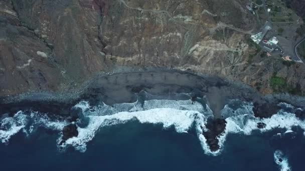 Video van golven lappen van een rotsachtige kust in Tenerife — Stockvideo