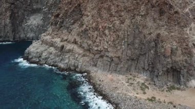 Tenerife şehrindeki bir kayalık sahil alıştırma dalgalar video