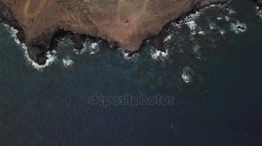 Tenerife şehrindeki bir kayalık sahil alıştırma dalgalar video