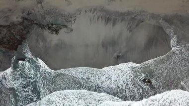 Tenerife şehrindeki bir kayalık sahil alıştırma dalgalar video