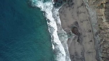Tenerife şehrindeki bir kayalık sahil alıştırma dalgalar video