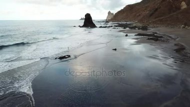 Tenerife şehrindeki bir kayalık sahil alıştırma dalgalar video