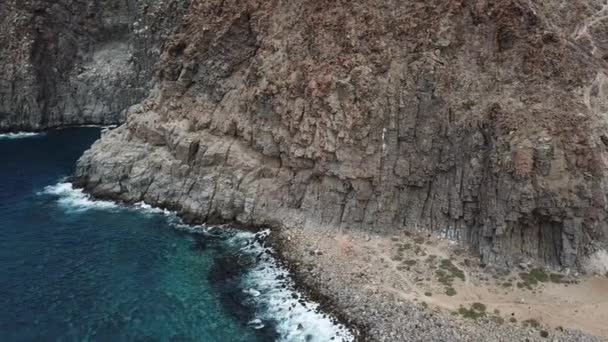 Vidéo de vagues frappant un rivage rocheux à Tenerife — Video