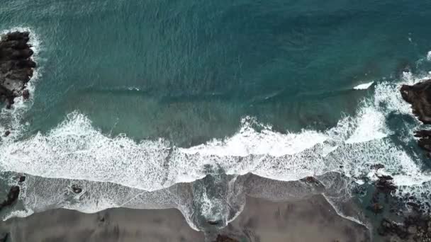 Video de olas golpeando una costa rocosa en Tenerife — Vídeos de Stock