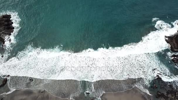 Videó a hullámok átfedésben a sziklás parton, Tenerife — Stock videók