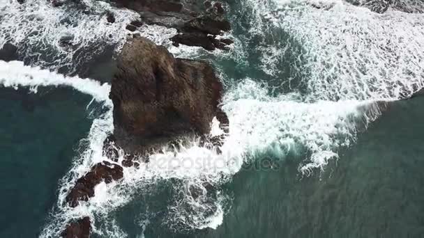 Tenerife şehrindeki bir kayalık sahil alıştırma dalgalar video — Stok video