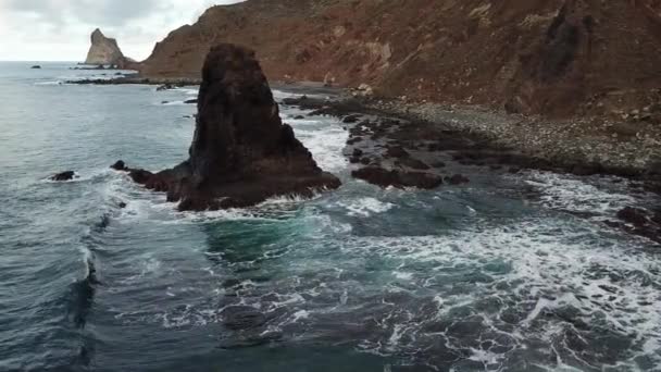 Video de olas golpeando una costa rocosa en Tenerife — Vídeos de Stock