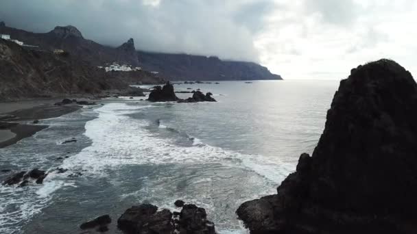 Vídeo de ondas lambendo uma costa rochosa em Tenerife — Vídeo de Stock