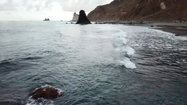 Видео волн, кружащихся на скалистом берегу Тенерифе — стоковое видео