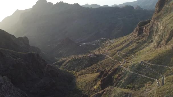 Voo sobre Montanhas Picos, Pôr do sol, Voo acima da floresta uma montanha, voar sobre as rochas , — Vídeo de Stock