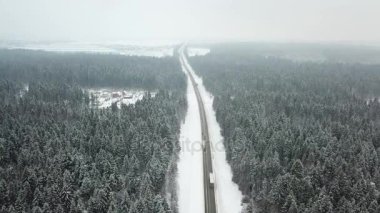 Kış orman yolu. Havadan görünümü.