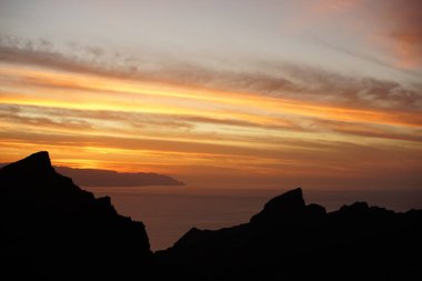 Güneşin doğuşuyla dağlarda güzel bir yaz manzarası