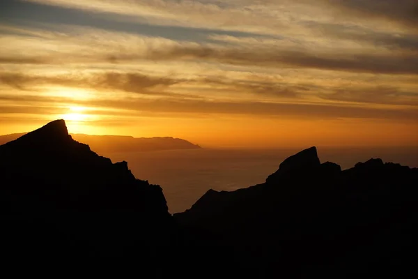 Hermoso paisaje de verano en las montañas con el sol al amanecer — Foto de Stock