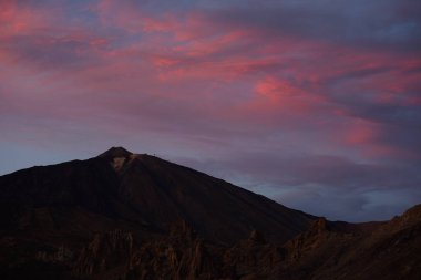 Tenerife 'deki Teide volkanı. İspanya. Kanarya Adaları. Teide, Tenerife 'nin ana ilgi odağı. Volkanın kendisi ve onu çevreleyen alan Teide Ulusal Parkı 'nı oluşturuyor..