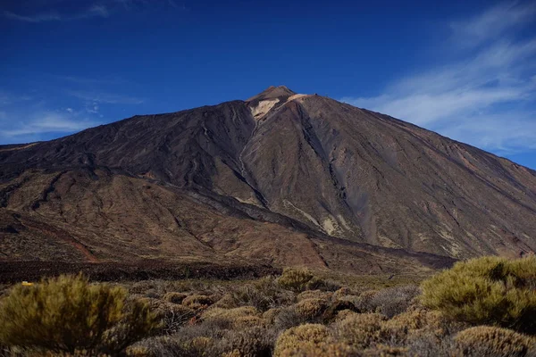 Tenerife 'deki Teide volkanı. İspanya. Kanarya Adaları. Teide, Tenerife 'nin ana ilgi odağı. Volkanın kendisi ve onu çevreleyen alan Teide Ulusal Parkı 'nı oluşturuyor..