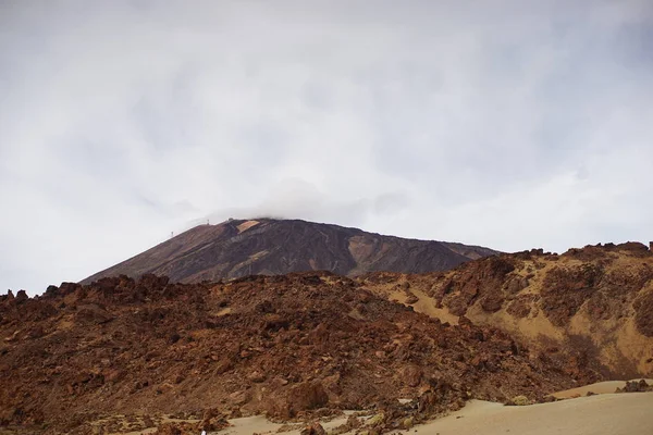 El volcán del Teide en Tenerife. España. Islas Canarias. El Teide es el principal atractivo de Tenerife. El volcán en sí y el área que lo rodea forman el Parque Nacional del Teide . — Foto de Stock