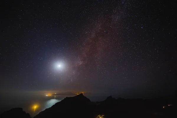 Güzel gökyüzü okyanus üzerinde birçok yıldız ile. Milkway uzay arka plan
