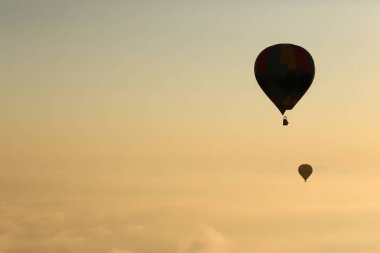 Sıcak hava balonları, dağ manzarası, Mallorca üzerinde güneşin içinde uçan bir atmosfer balonlar