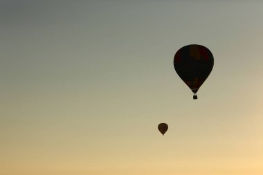 Sıcak hava balonları, dağ manzarası, Mallorca üzerinde güneşin içinde uçan bir atmosfer balonlar