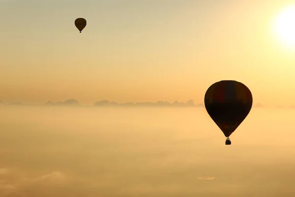 Sıcak hava balonları, dağ manzarası, Mallorca üzerinde güneşin içinde uçan bir atmosfer balonlar