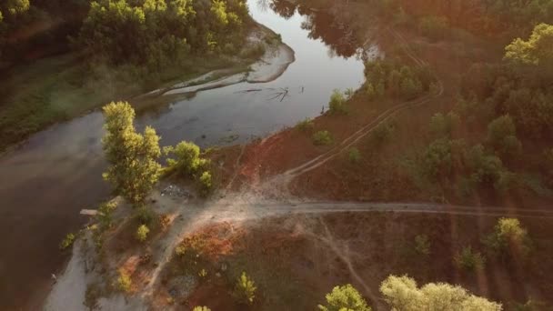 Forest Landscape Sunrise Over Water Cinematic Drone Footage Egy erdő és folyó légi felvételei naplementekor 4k-ben — Stock videók