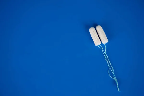 Saúde e medicina de mulheres - tampões em um contexto azul — Fotografia de Stock