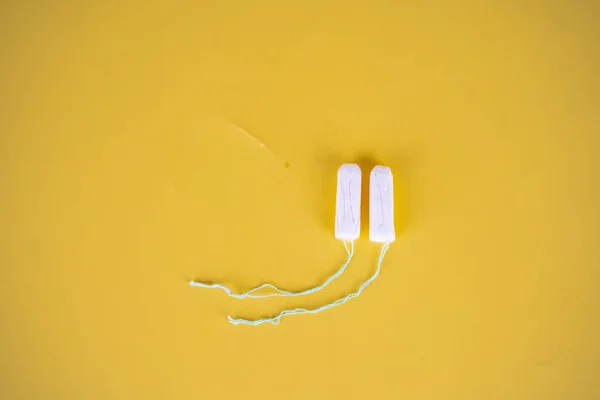 Жіноче здоров'я та медицина - тампони на жовтому тлі — стокове фото