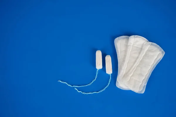 Womens health and medicine - tampons on a blue background — Stock Photo, Image