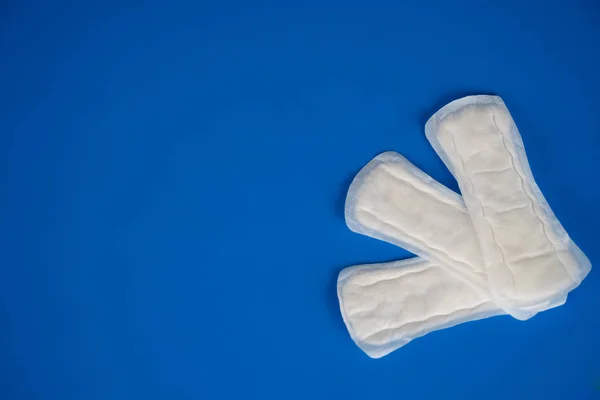 Womens health and medicine - tampons on a blue background — Stock Photo, Image