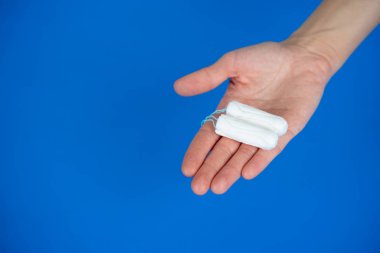 Kadınların sağlığı ve ilaçları - ellerinde tamponlar