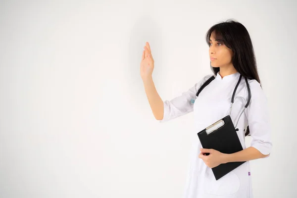Eine junge Ärztin oder Studentin steht mit einem Ordner in der Hand — Stockfoto