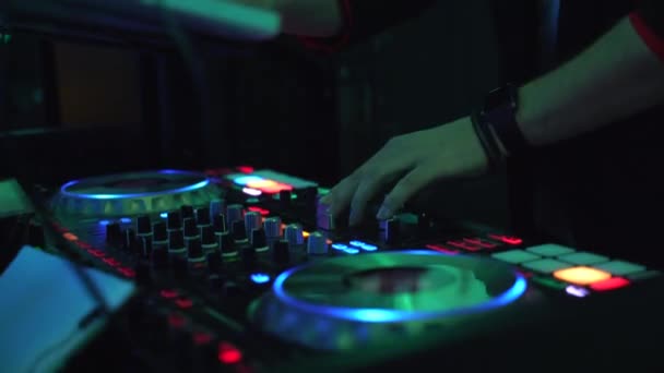 DJ manos en la consola de sonido y portátil en una fiesta — Vídeos de Stock