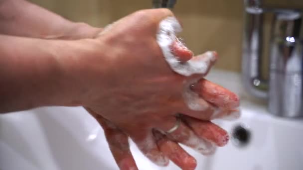 Чоловік миє руки з рідким милом у ванній кімнаті. Ідея Corona Virus. закрийся — стокове відео